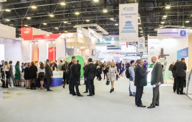 İnsanlar sahne arasındaki koridorda.