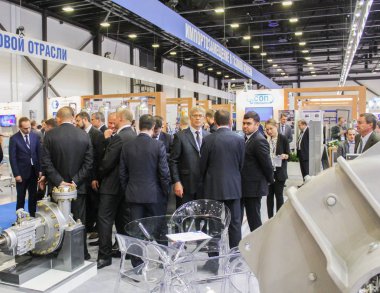 Bir kalabalık iş adamları gaz Forum.