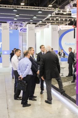 Tartışmalar ve bir grup insan.