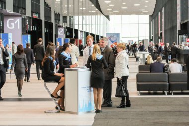 Danışmaya ziyaretçi.