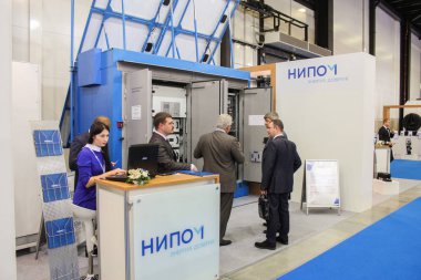 Ekipman ilgilenen insanlar.