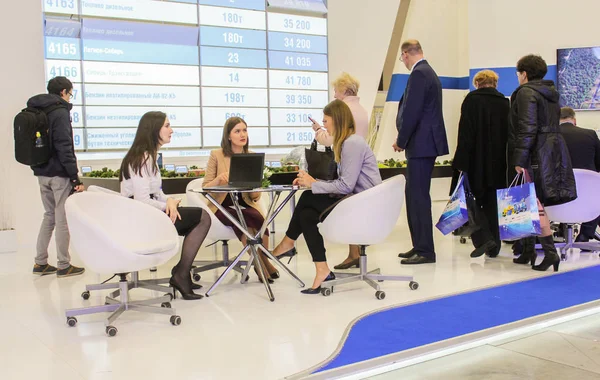 Las niñas en la mesa con un ordenador portátil . — Foto de Stock