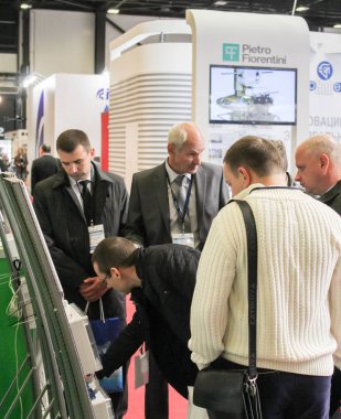 İnsanlar şirketin standında.