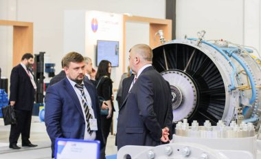 İş adamları ekipman yakınındaki.