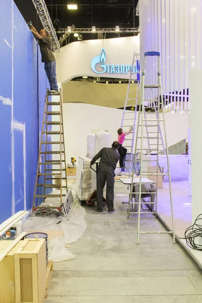 Escadas e materiais de embalagem na passagem . — Fotografia de Stock