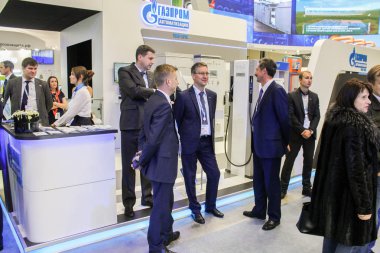 İş adamları ekipman yakınındaki.