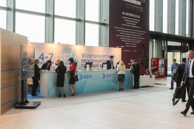 Resepsiyondaki kadın.