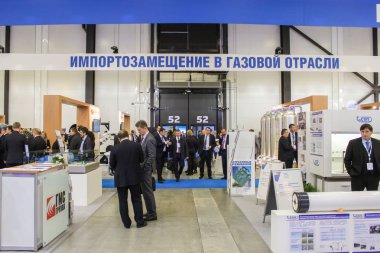 İnsanlar arasında sergiler.