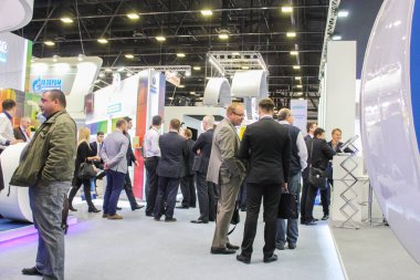 Merkezi koridor iş adamları.