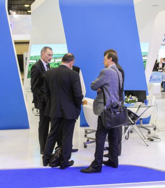 Tartışmalar ve bir grup insan.