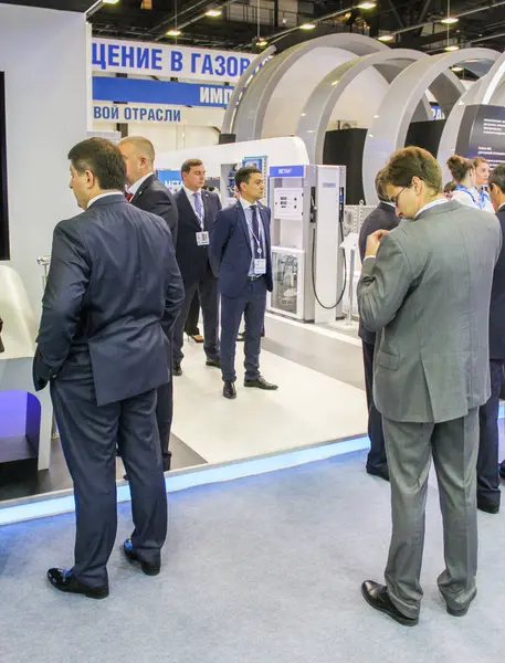 İnsanlar şirketin standında.