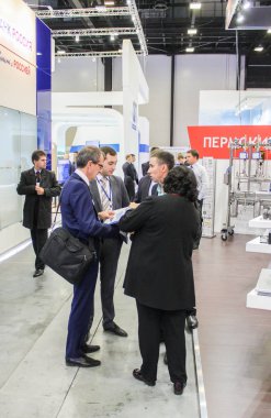 Tartışmalar ve bir grup insan.