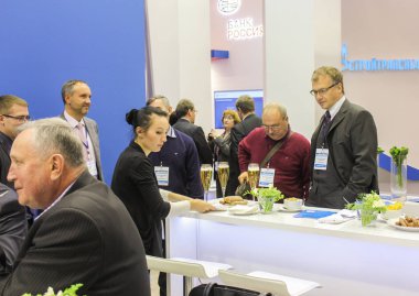 Kasanın arkasındaki bir rekreasyon alanda kişi.