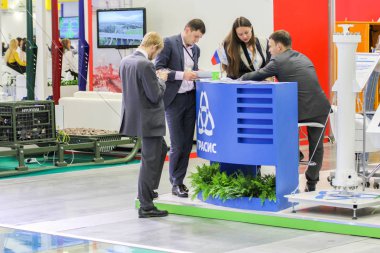 İş adamları broşürleri baktılar.