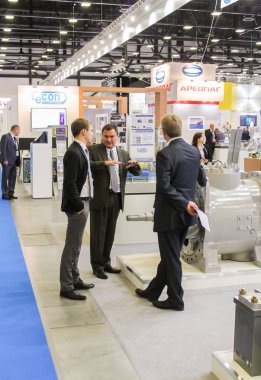 Üç kişi tartışma.