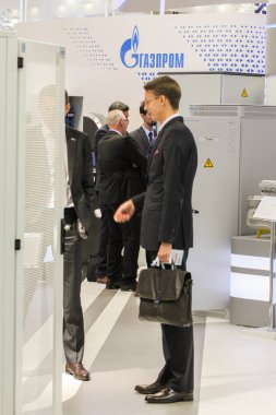 İnsanlar şirketin standında.