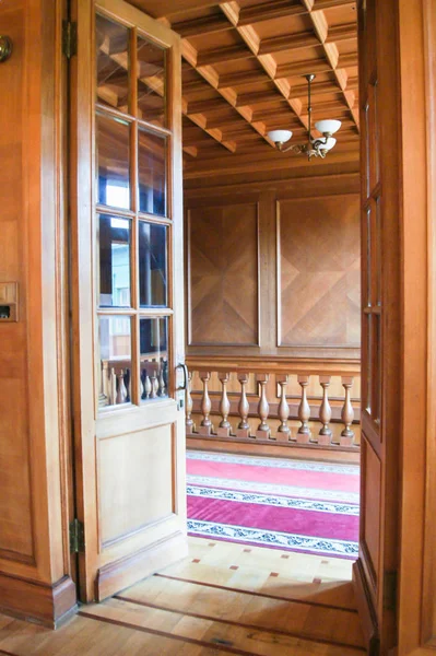 Деревянная дверь со стеклом . — стоковое фото