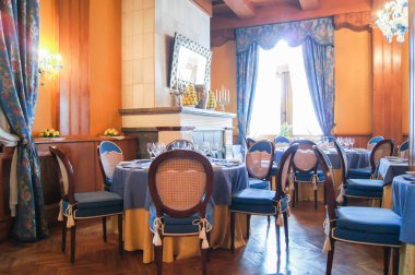 Bir restoranda masa ve sandalyeler..