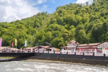 Rıhtımlar üzerinde köyüdür.