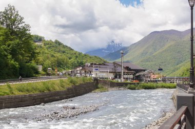Nehir kenarında dağlar bulutlar ile.