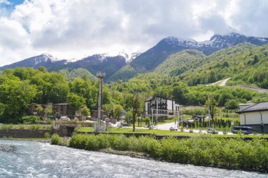 Nehir kıyısındaki evler.