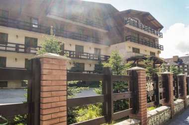 Evin üzerinden güneşin ışınları.