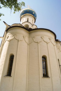 Dar pencerelerin bulunduğu bir duvar.