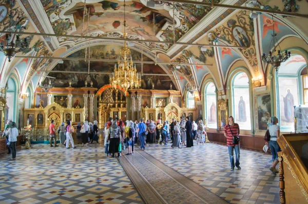 Mensen in Hall of Holy Trinity-St. — Stockfoto