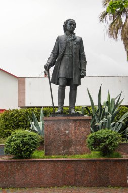 Anıtın bir kaide üzerinde.