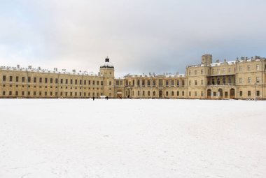 İnsanlar Gatchina saraydaki meydanında.