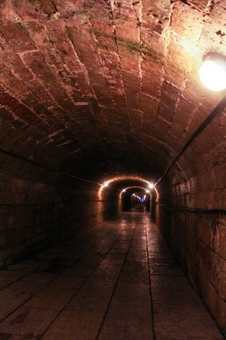 Mesafe içine basık zindan.