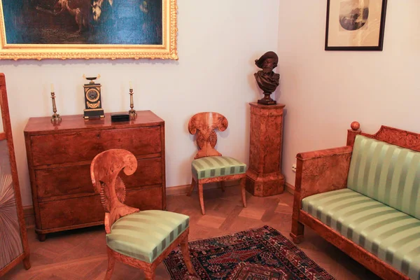 La exposición de muebles antiguos . — Foto de Stock