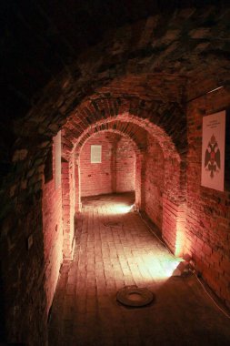 Koridor eski tuğla.