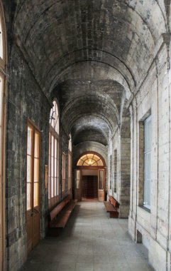 Gatchina Sarayı koridorda banklar.