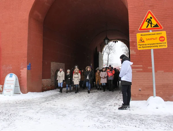 Un gruppo di visitatori inclusi nella Fortezza Petro Paul . — Foto Stock