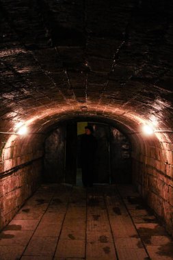 Bir ziyaretçi, zindan.