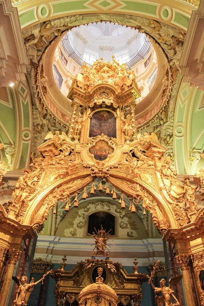 A parte superior da iconostase do ouro . — Fotografia de Stock