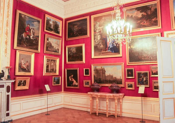 Картины на троне Марии Федоровны . — стоковое фото