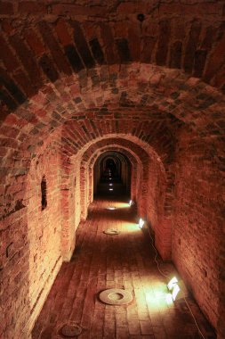 Surlar içinde geçiş.