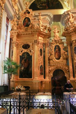 Mermer kral mezarları ve altın İkonostasisin.