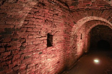 Duvarın içinde geçiş parçası.