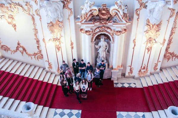 Visitantes ao fundo do interior do Hermitage . — Fotografia de Stock