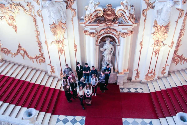 Visitatori sullo sfondo dell'interno dell'Eremo . — Foto Stock