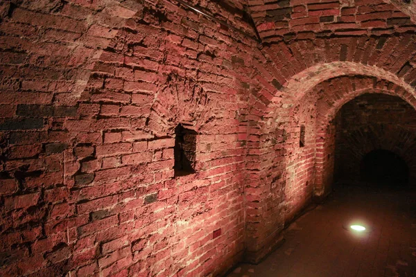 Duvarın içinde geçiş parçası.