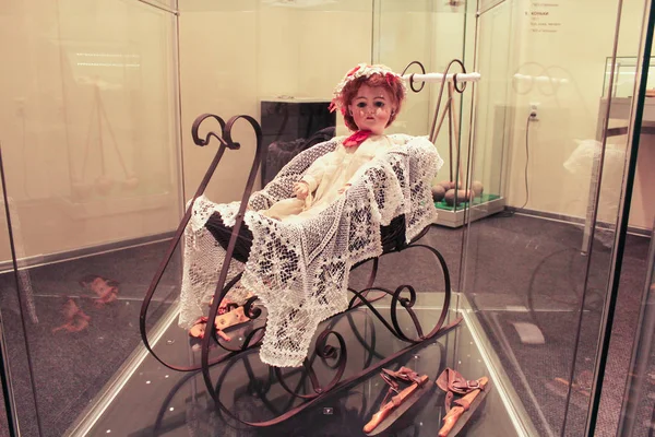 Fuar eski bir kızakta bebekler.