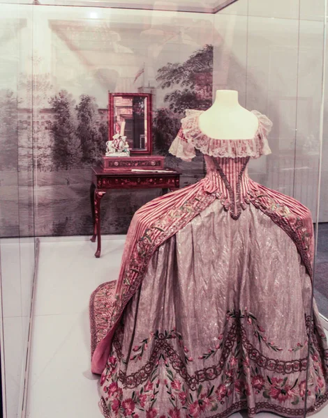 Η έκθεση της αρχαίας βασιλικό φόρεμα. — Φωτογραφία Αρχείου