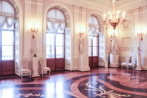 Wnętrze białej sali pałacu Gatczyna. — Zdjęcie stockowe