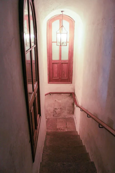 Un escalier étroit dans le donjon . — Photo