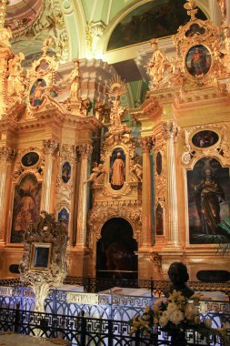 Büyük altın İkonostasisin.