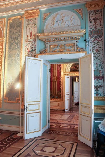 De deur naar de slaapkamer van het paleis van Gatsjina. — Stockfoto